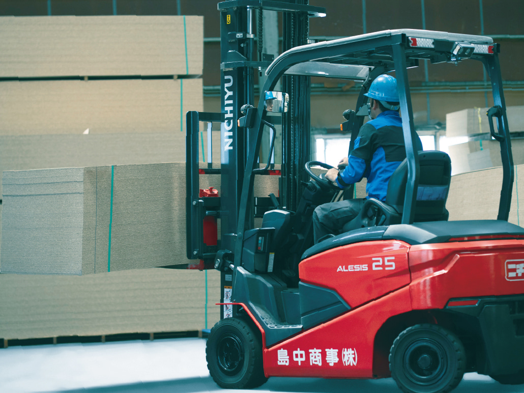 フォークリフトで荷役を行う様子